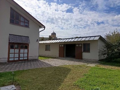 Просторий сучасний будинок з ремонтом, є-відновлення, постанова