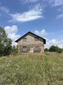 Земельна ділянка пл. 20 сотих із збудованим цегляним будинком (195 м²)