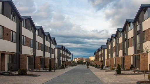 Таунхаус Harmony Avangard расположен в пгт <a href='/newbuilding/6907/view/zk-avangard'>Авангард</a>. Дом сдан.