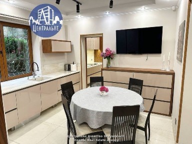 Оренда просторого будинку в Центрі міста