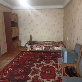 Сдвю 1кв. Чумаченко/Центр Космоса/Космет. ремонт, меб, хол, бойлер.