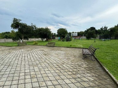 Продаж заміського будинку з великою земельною ділянкою