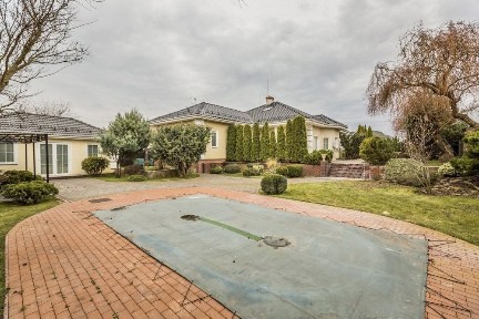 Будинок з басейном Білогородка