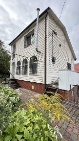 Продаж будинку у передмісті. Видрові доли.