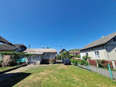 Продається будинок в центрі приміського селища Ямниця