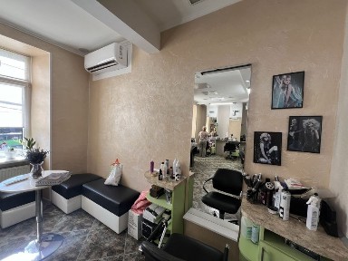 Продаю в центрі салон красоти!