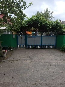 Продається 2-а будинки з госп. приміщеннями та земельною ділянкою