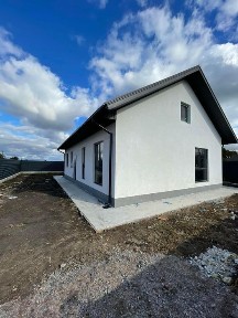 Шкарівка. Відразу при вїзді розташований будинок.