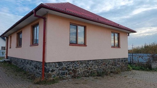 Продається приватний будинок біля озера