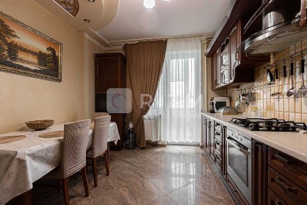 2-к. квартира з і/о, паркінгом та ремонтом за вул. Плугова