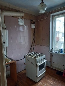 Продам 2х кімнатну квартиру без ремонту в районі сінного ринку