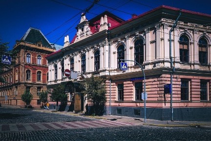СМ Магазин 1 лінія з орендарями в центрі Чернівців, гарна інвестиція!