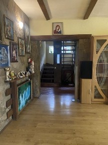 Продаж будинку передмісця.