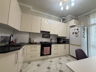 Продається 1 ком в центрі новобудова 3 евроремонтом і меблями