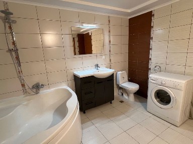 Здається в оренду двоповерховий будинок в казковому дубовому гаю