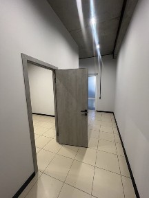 Здається офіс ТЦ “TÉO”центр Небесної Сотні