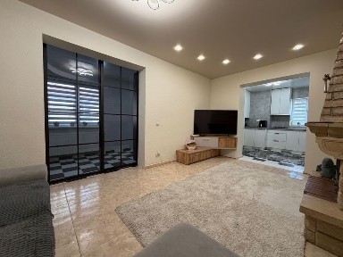 Квартира особнякового типу з терасою та каміном в центрі Стрия