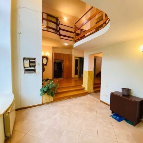 Продам будинок з великою ділянкою по вулиці Виноградова.