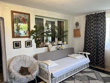 Продається квартира-напівособняк на початку Сторожниці