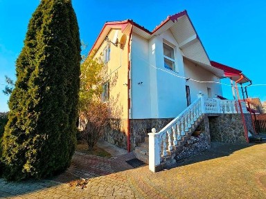 Продається добротний цегляний будинок на околиці м. Стрий.