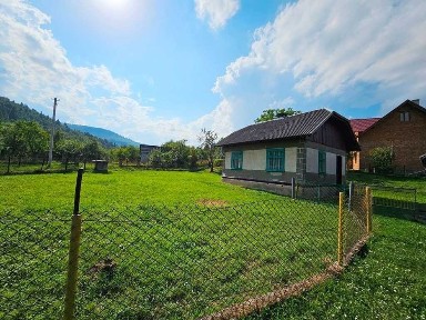 Компактний житловий будинок в мальовничому куточку Карпат.