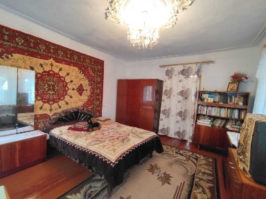 Продається будинок біля річки в місті.