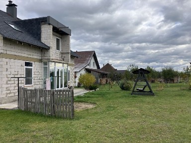 Оренда двоповерхового будинка