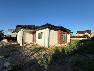 Красивий якісний будинок з великою земельною ділянкою