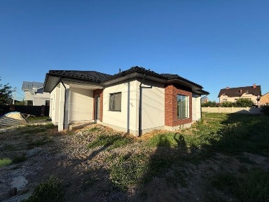 Красивий якісний будинок з великою земельною ділянкою