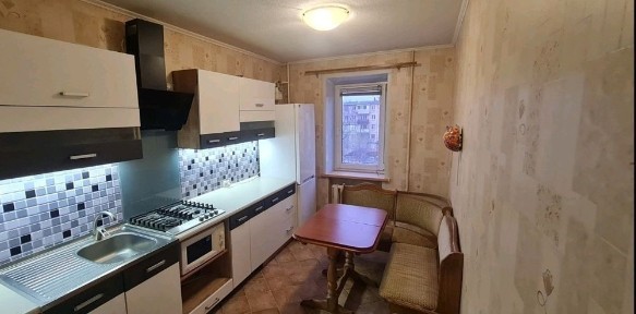 Сдам трехкомнатную квартиру левый берег.