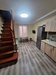 Оренда частини будинку на 2 поверхи