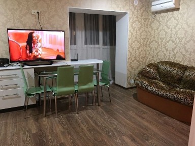 Студия. Соцгород, возле цветочных часов. (отопление входит) Можно на месяц