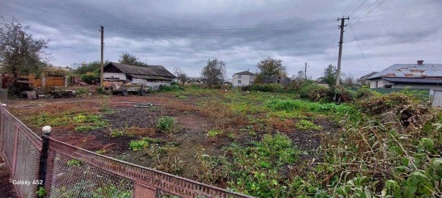 Продається будинок с. Конюшки з великою земельною ділянкою.