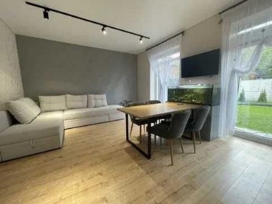 Сучасний таунхаус з якісним ремонтом біля парку