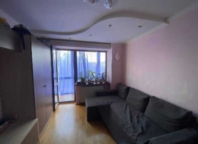 Затишна 2х кімнатна квартира з косметичним ремонтом.