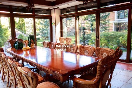 Пропонуємо красивий маєток у Конча-Заспа. Розкішний будинок зі СПА.