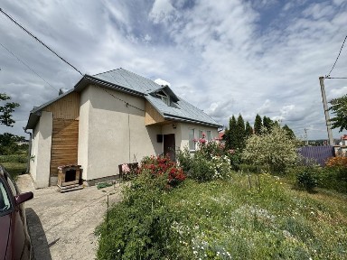 Продаж житлового будинку з землею