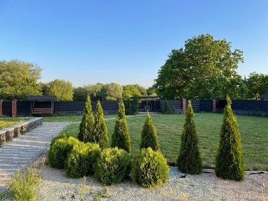 Сучасний будинок, велика ділянка, сад, озеро