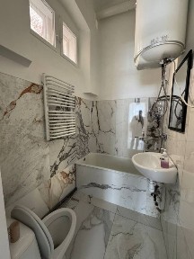 Здається 2 кімнатна квартира центр