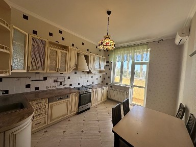 Киев, Гната Хоткевича ул., 10