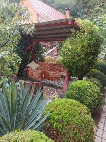 Здається будинок можливо на дві родини.