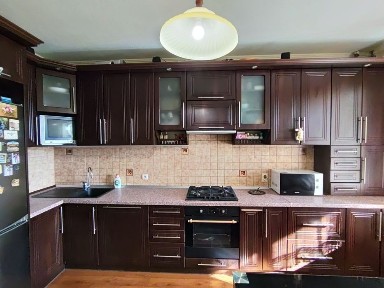 Продається велика двокімнатна квартира в с. Тарасівка. 60000$