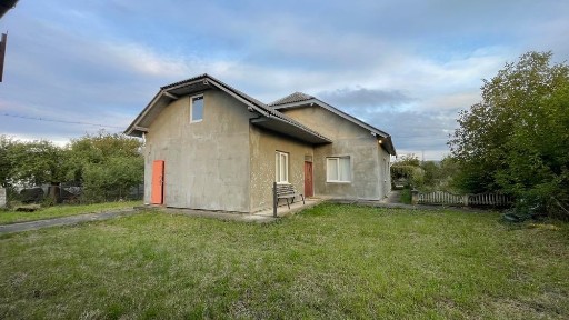 Просторий цегляний будинок біля Калуша - 122 м², ділянка 22 сотки