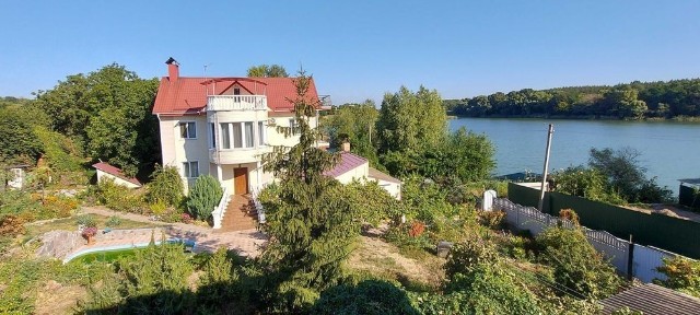 Дом возле воды в Нагорном