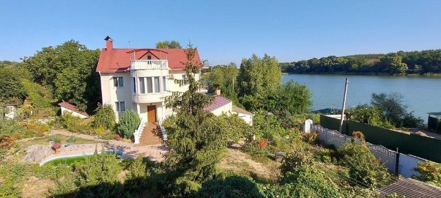 Дом возле воды в Нагорном