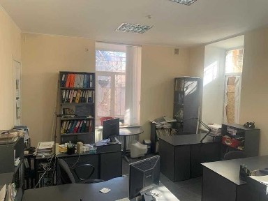 м. Університет (3 хв. ) Офіс 270м2 зі своїм входом.