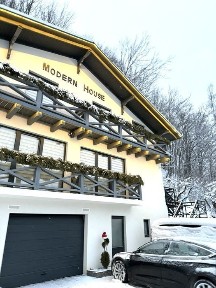 “Modern House” Здається сучасний будинок