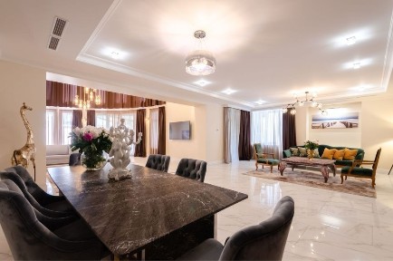 Терміново! Поруч центр, генератор, 4 спальні, паркінг, цоколь