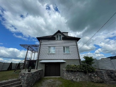 Новий двоповерховий будинок