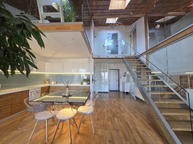 Двохрівнева квартира з 3-ма кімнатами та терасою. Власник